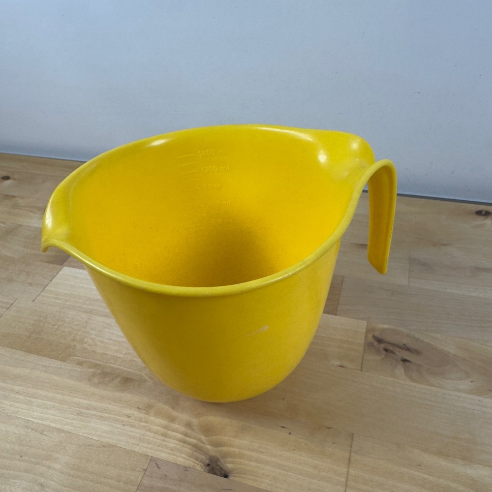 Vintage Rubbermaid 2661 Yellow Batter Mixing Bowl 1.4L Pour Spout Handle Retro